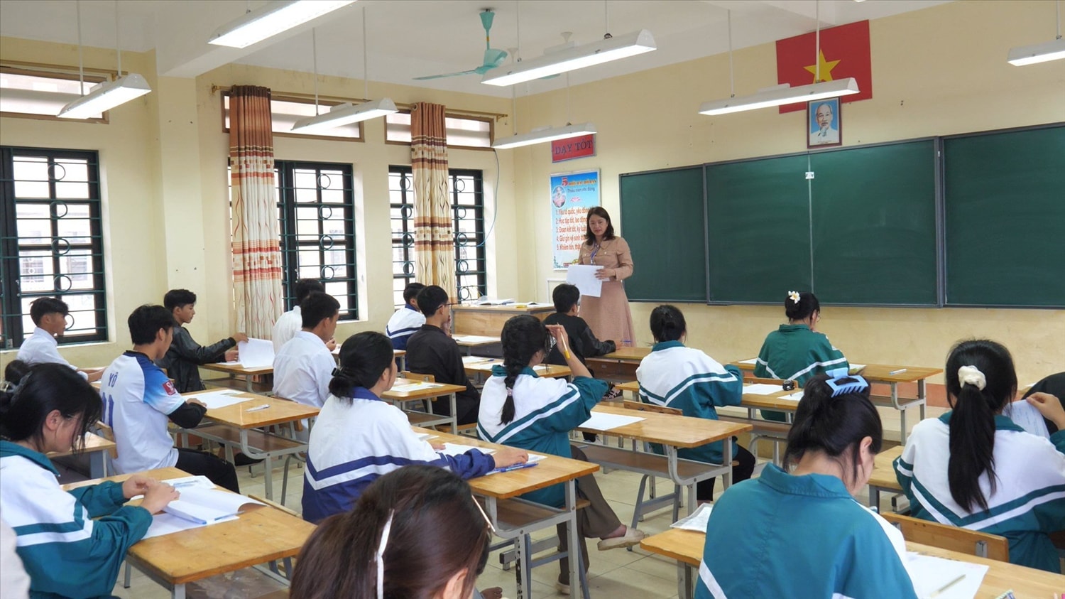 Hướng dẫn thí sinh ghi đầy đủ nội dung trước khi làm bài thi tại điểm thi Trường PTDTNT THCS và THPT thị xã Sa Pa