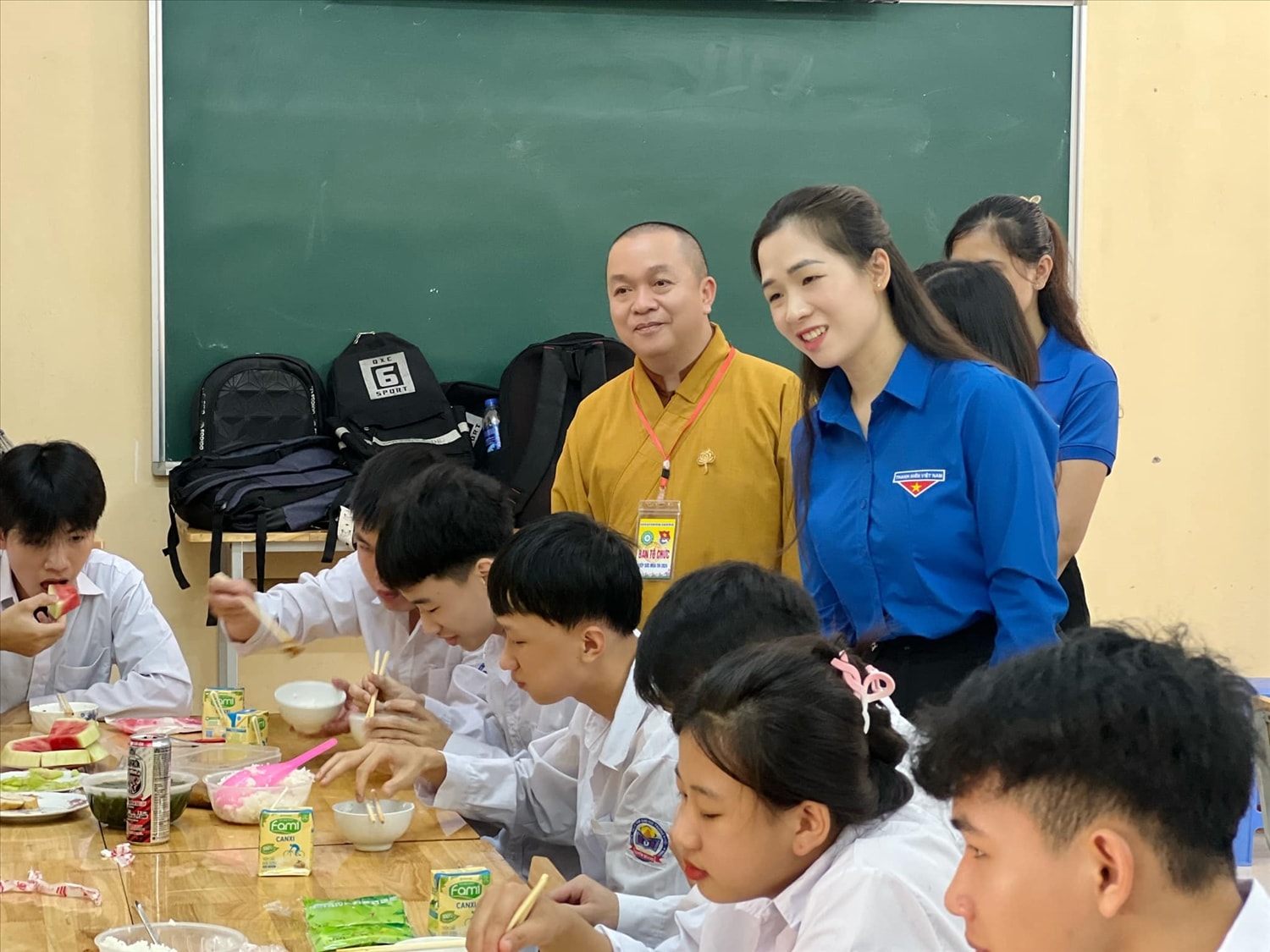 Tỉnh đoàn Tuyên Quang đã phối hợp với Ban Trị sự Giáo hội Phật giáo tỉnh chuẩn bị các “Suất cơm tình nguyện - Tiếp sức mùa thi” cho các thí sinh và tình nguyện viên (Ảnh: Tỉnh đoàn Tuyên Quang) Tỉnh đoàn Tuyên Quang đã phối hợp với Ban Trị sự Giáo hội Phật giáo tỉnh chuẩn bị các “Suất cơm tình nguyện - Tiếp sức mùa thi” cho các thí sinh và tình nguyện viên (Ảnh: Tỉnh đoàn Tuyên Quang)