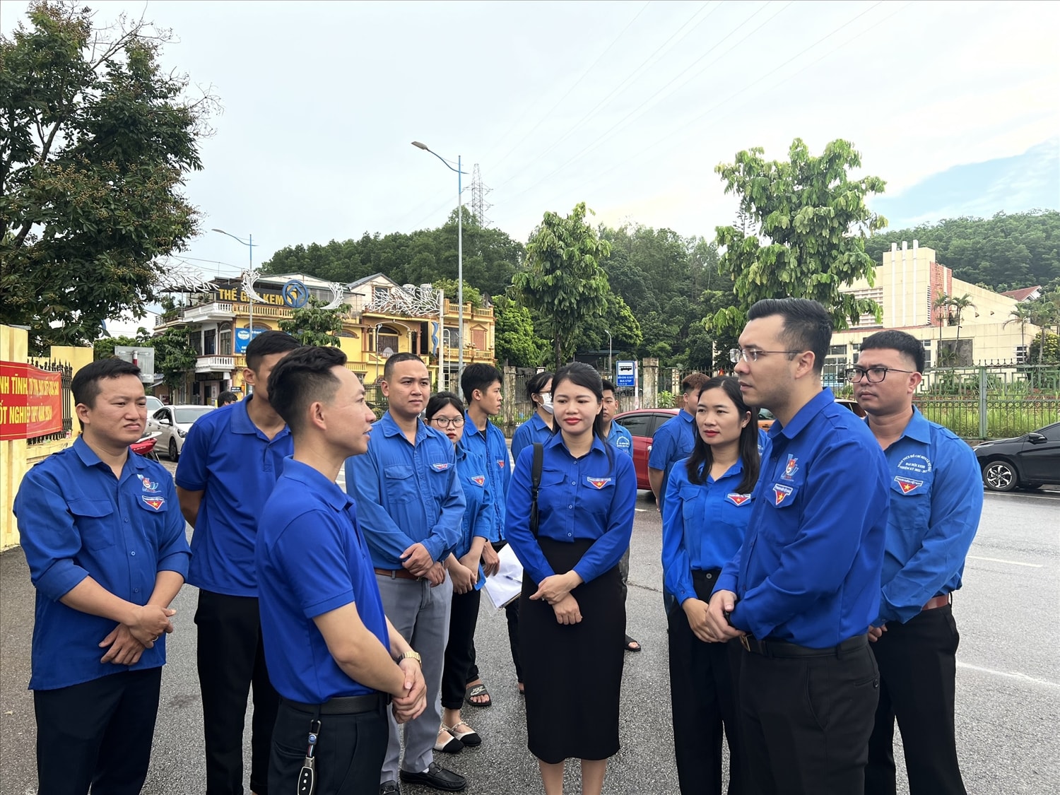 Đồng chí Nguyễn Thế Minh, Phó Bí thư Phụ trách Tỉnh đoàn động viên, cổ vũ tinh thần các tình nguyện viên Tiếp sức mùa thi hoàn thành nhiệm vụ (Ảnh: Tỉnh đoàn Quảng Ninh) Đồng chí Nguyễn Thế Minh, Phó Bí thư Phụ trách Tỉnh đoàn động viên, cổ vũ tinh thần các tình nguyện viên Tiếp sức mùa thi hoàn thành nhiệm vụ (Ảnh: Tỉnh đoàn Quảng Ninh)