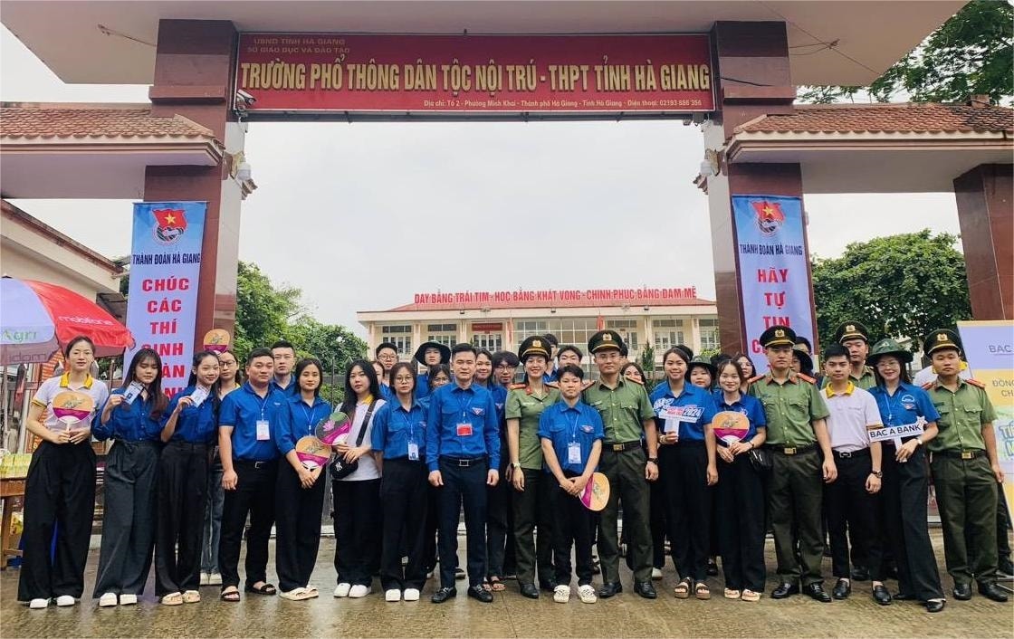 Đội hình tiếp sức mùa thi tại Trường Phổ thông dân tộc nội trú - THPT tỉnh Hà Giang (Ảnh: Tỉnh đoàn Hà Giang) Đội hình tiếp sức mùa thi tại Trường Phổ thông dân tộc nội trú - THPT tỉnh Hà Giang (Ảnh: Tỉnh đoàn Hà Giang)