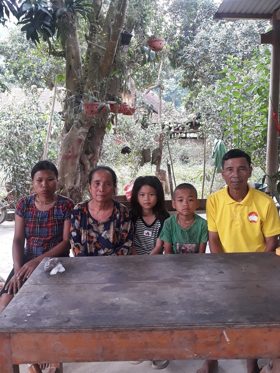 Ông La Văn Linh cùng vợ và con cháu