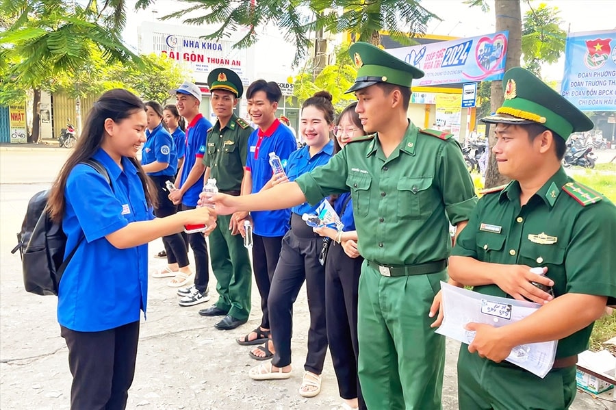 Phát nước miễn phí cho các thí sinh