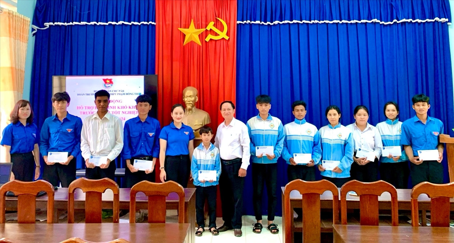 Huyện Đoàn Chư Păh tặng quà, hỗ trợ thí sinh DTTS, có hoàn cảnh khó khăn tham gia Kỳ thi tốt nghiệp THPT năm 2024 