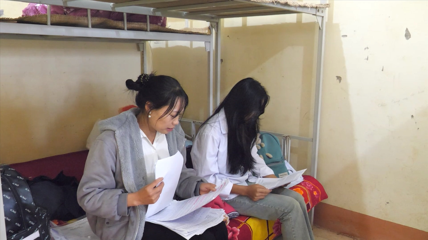 Để bù đắp kiến thức sau 10 năm nghỉ học, Lý Sử Mẩy đã phải cố gắng rất nhiều