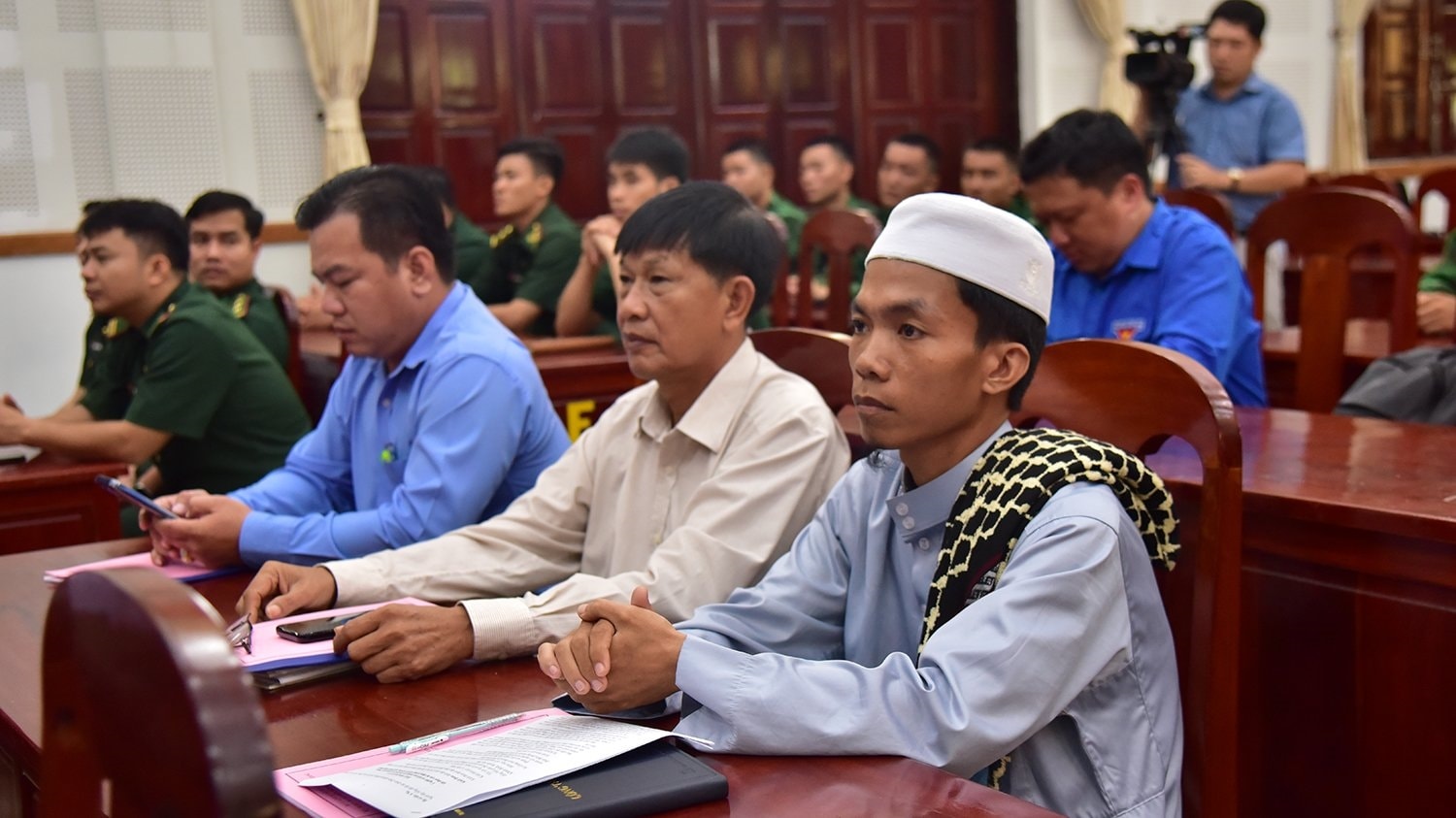 Anh A Na ( Ab Dul La Tif -  bìa phải) cùng các đại biểu tham gia buổi toạ đàm 