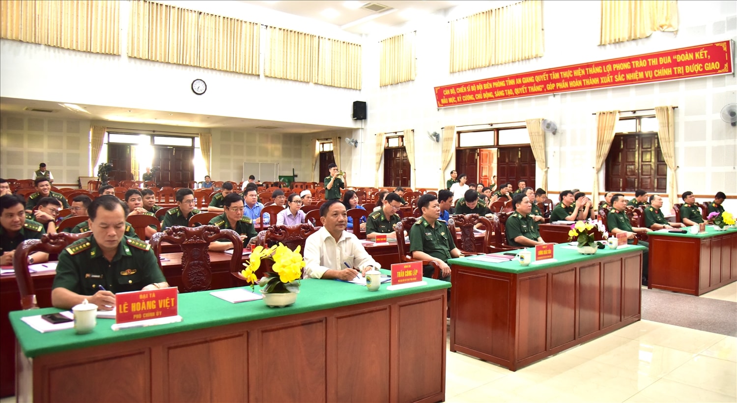 Đông đảo các đại biểu với nhiều thành phần đã tham dự toạ đàm 
