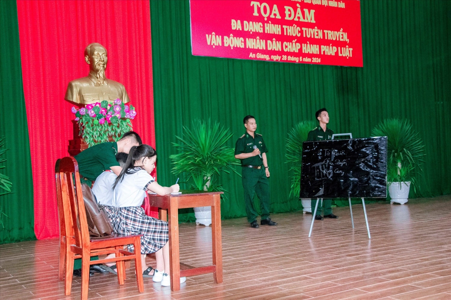 Từ những câu chuyện thực tế, cán bộ chiến sĩ BĐBP đã đưa công tác PBGDPL đến với Nhân dân khu vực biên giới một cách hiệu quả 