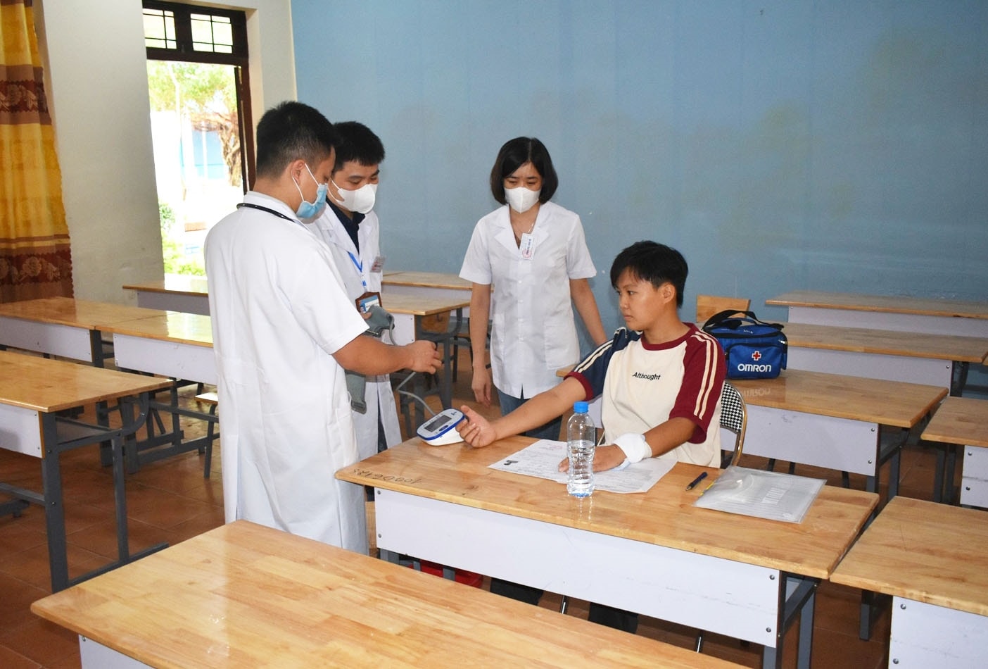 Các nhân viên y tế thăm khám sức khỏe cho em Hoàng Thị Loan trước khi thi Các nhân viên y tế thăm khám sức khỏe cho em Hoàng Thị Loan trước khi thi