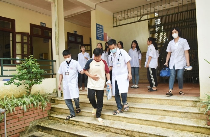 Đội ngũ nhân viên y tế, thanh niên tình nguyện luôn sẵn sàng hỗ trợ tại các điểm thi Đội ngũ nhân viên y tế và học sinh tình nguyện (khối 10) luôn sẵn sàng hỗ trợ tại các điểm thi