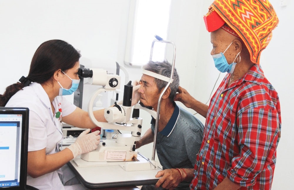 Người bệnh được các y, bác sĩ tái khám sau phẫu thuật tại chương trình