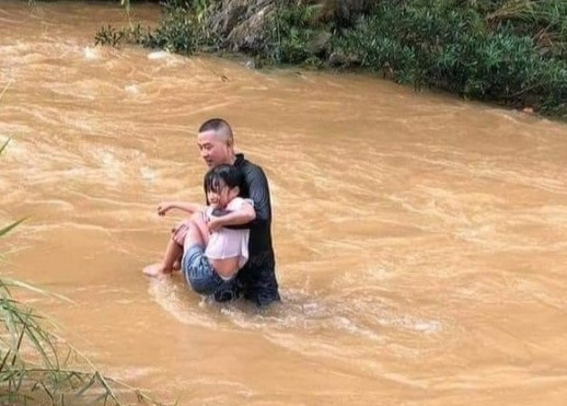 Em N.V.O. được 2 thanh niên dũng cảm cứu sống khi bị nước cuốn. Ảnh: Facebook Thanh niên dũng cảm lao xuống dòng nước chảy xiết cứu bé gái. Ảnh: Facebook