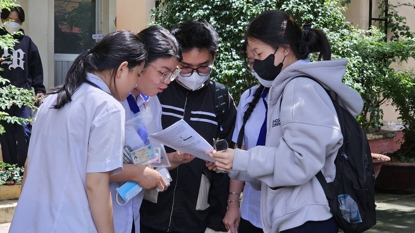 Thí sinh tại điểm thi THPT Nguyễn Việt Hồng (quận Ninh Kiều, TP Cần Thơ) xem lại bài sau khi thi xong. Thí sinh tại điểm thi THPT Nguyễn Việt Hồng (quận Ninh Kiều, TP Cần Thơ) xem lại bài sau khi thi xong.