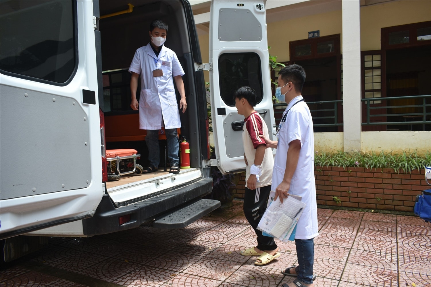Em Hoàng Thị Loan, học sinh lớp 12a2 của Trường THPT Bình Gia, Lạng Sơn được các nhân viên y tế hỗ trợ, đưa đón đến điểm thi Em Hoàng Thị Loan - Học sinh lớp 12a2 của Trường THPT Pắc Khuông được các nhân viên y tế hỗ trợ, đưa đón đến điểm thi
