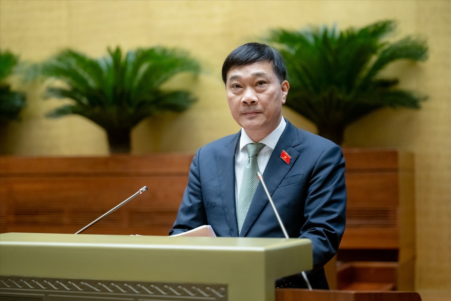 Chủ nhiệm Ủy ban Kinh tế của Quốc hội Vũ Hồng Thanh trình bày Báo cáo
