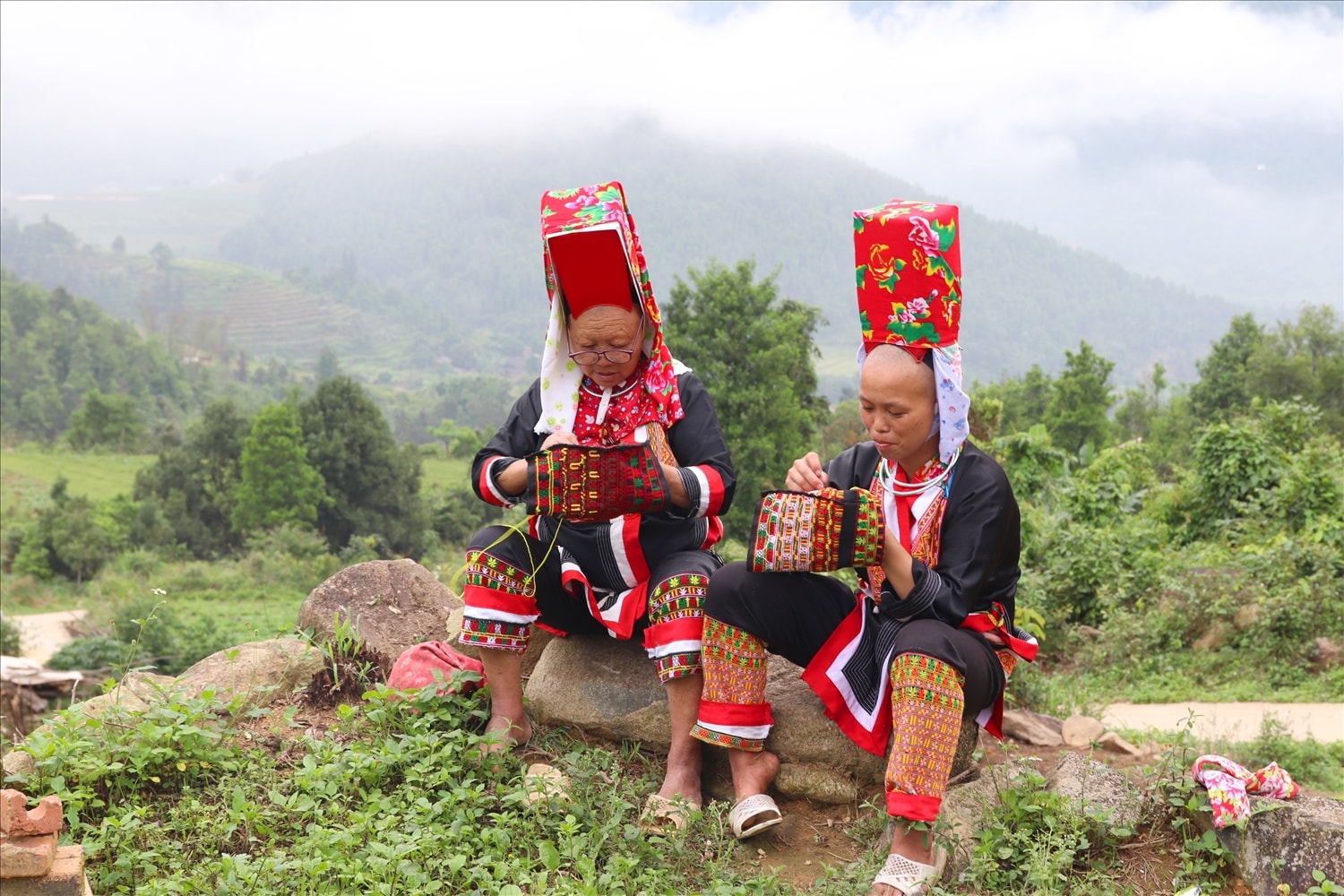 Người phụ nữ Dao Thanh Phán đều tự may thêu, làm ra những bộ trang phục mang đậm nét văn hóa riêng của dân tộc mình. Họ có thể ngồi thêu thùa các họa tiết trên váy áo ở bất cứ đâu, bất cứ khi nào rảnh rỗi.