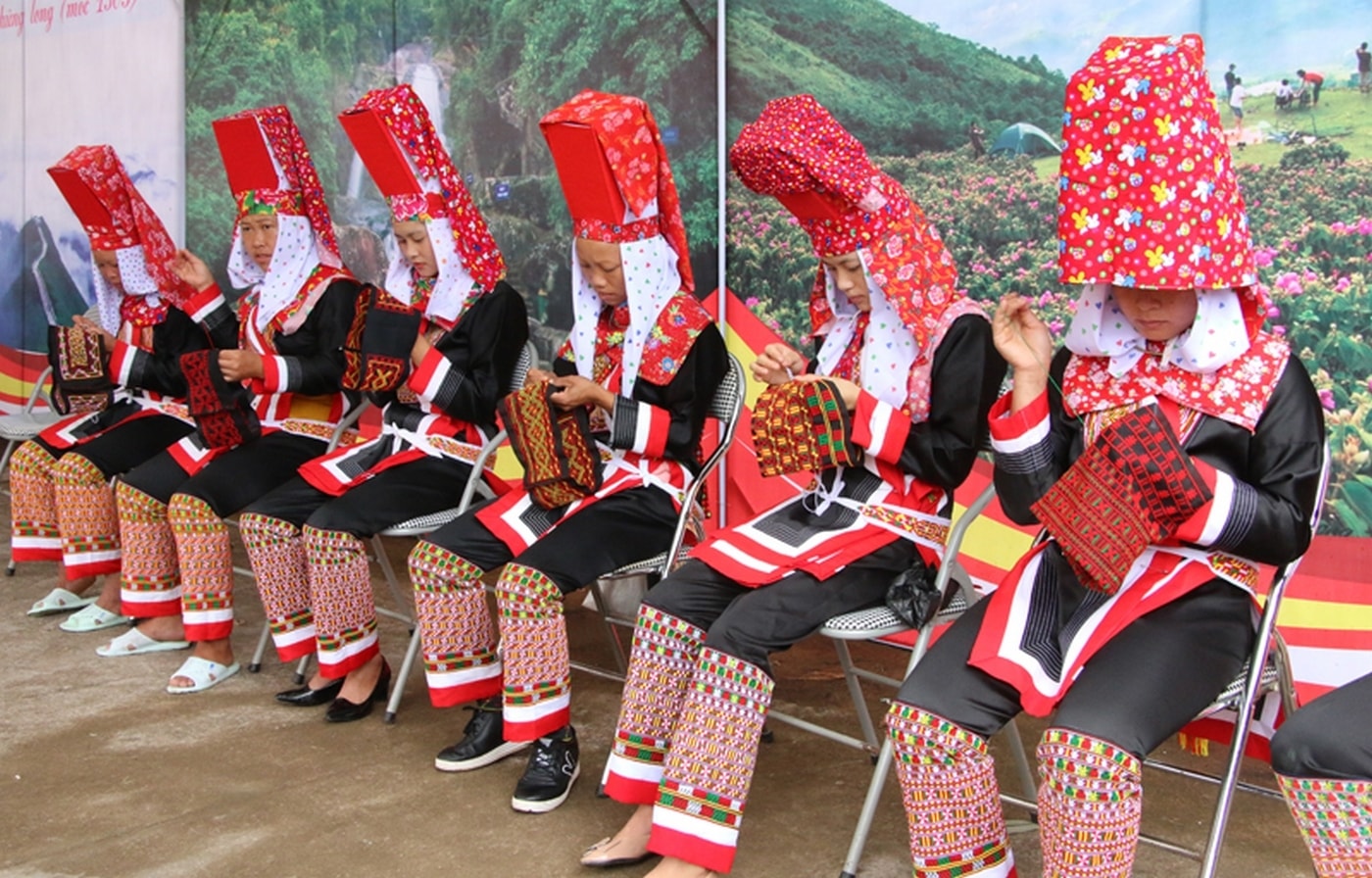 Việc thêu trang phục truyền thống còn được đưa vào lễ hội của người Dao Thanh Phán. Trong ảnh, những người phụ nữ thực hiện phần thi thêu trang phục truyền thống trong Ngày hội Kiêng gió.