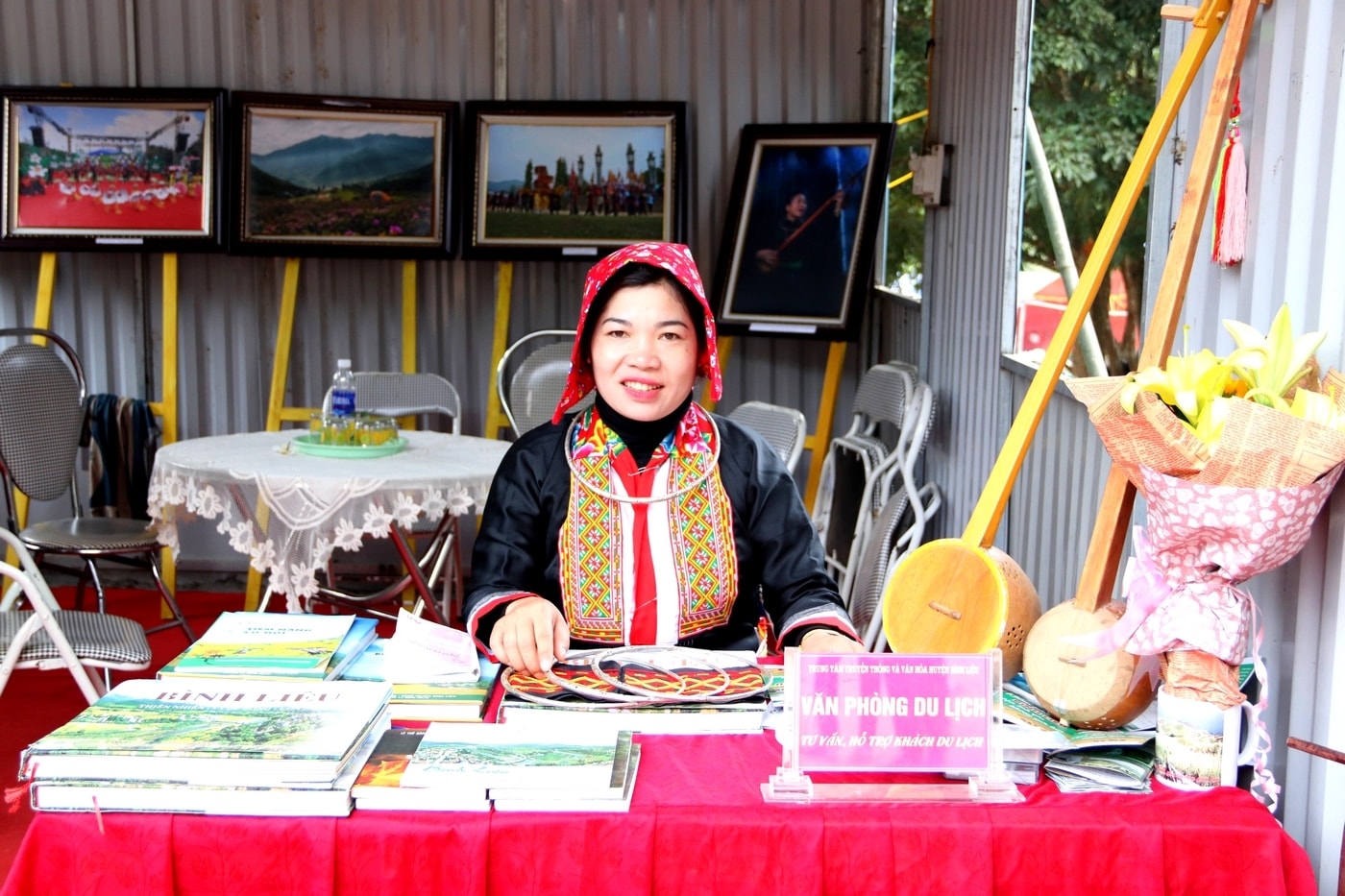 Thiếu nữ Dao Thanh Phán chưa chồng thường quấn trên đầu một chiếc khăn màu đỏ, in hoạ tiết hoa văn nổi bật và buộc dây ở cằm, thể hiện sự thuỳ mị và duyên dáng. Trong ảnh, các cô gái dân tộc Dao Thanh Phán của Trung tâm truyền thông và văn hóa huyện Bình Liêu giới thiệu về các hoạt động du lịch tại Bình Liêu.