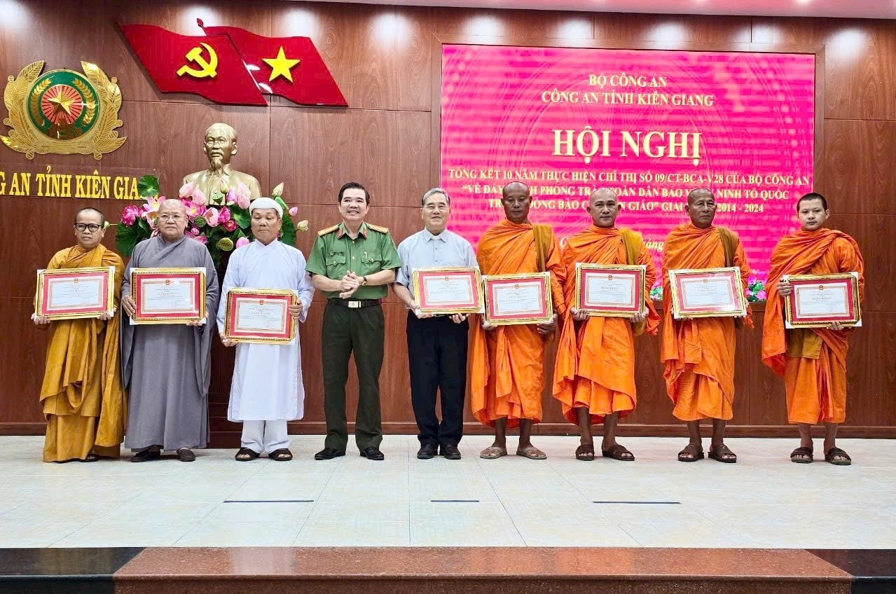 Đại diện tập thể các tôn giáo nhận Giấy khen của  Giám đốc Công an tỉnh Kiên Giang