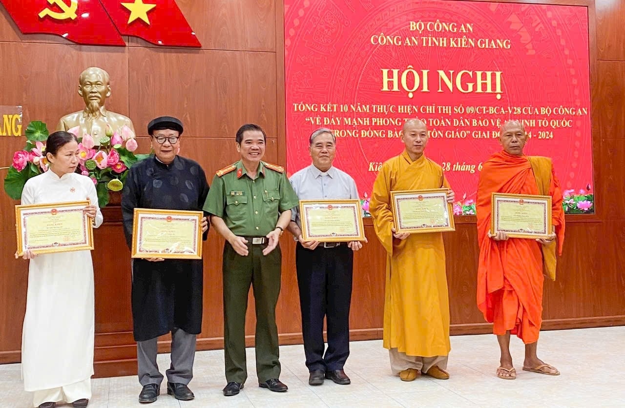 Đại tá Lê Văn Quý,  Phó Giám đốc Công an tỉnh Kiên Giang trao Giấy khen cho các  vị chức sắc tôn giáo 