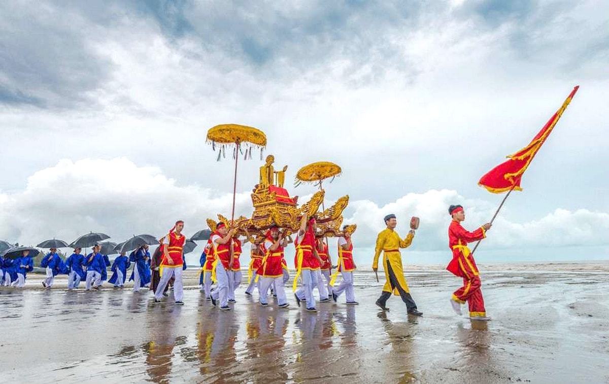 Nghi lễ rước thần ngoài trời ở Lễ hội đình Trà Cổ.