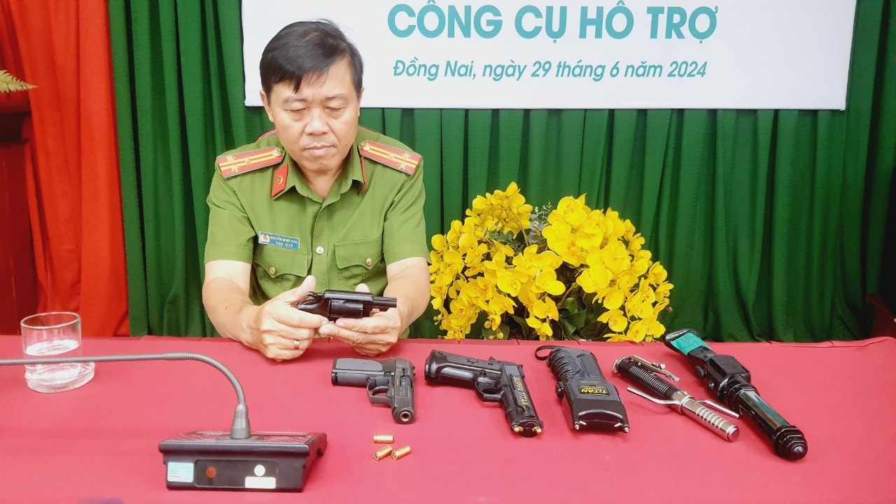 Thượng tá Nguyễn Minh Phúc, Cảnh sát viên cao cấp phòng hướng dẫn quản lý vũ khí, vật liệu nổ, công cụ hỗ trợ và pháo thuộc Cục C04 hướng dẫn tại lớp tập huấn Thượng tá Nguyễn Minh Phúc, Cảnh sát viên cao cấp phòng hướng dẫn quản lý vũ khí, vật liệu nổ, công cụ hỗ trợ và pháo thuộc Cục C04 hướng dẫn sử dụng công cụ hỗ trợ tại lớp tập huấn