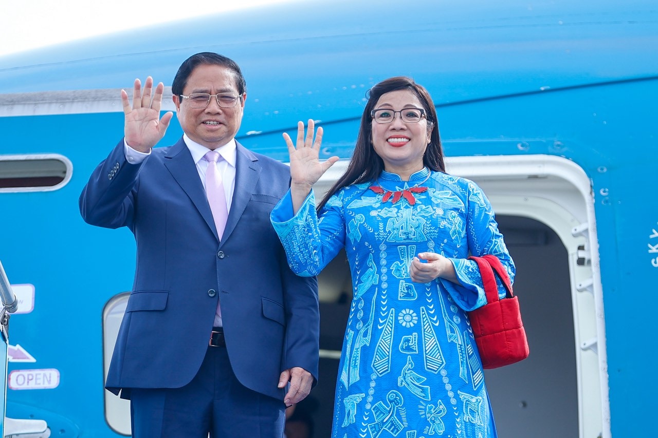 Thủ tướng Phạm Minh Chính và Phu nhân lên đường thăm chính thức Hàn Quốc- Ảnh 1. Sáng 30/6, Thủ tướng Phạm Minh Chính và Phu nhân Lê Thị Bích Trân cùng Đoàn đại biểu Việt Nam lên đường thăm chính thức Hàn Quốc từ ngày 30/6 đến ngày 3/7/2024 theo lời mời của Thủ tướng Hàn Quốc Han Duck Soo và Phu nhân - Ảnh: VGP/Nhật Bắc
