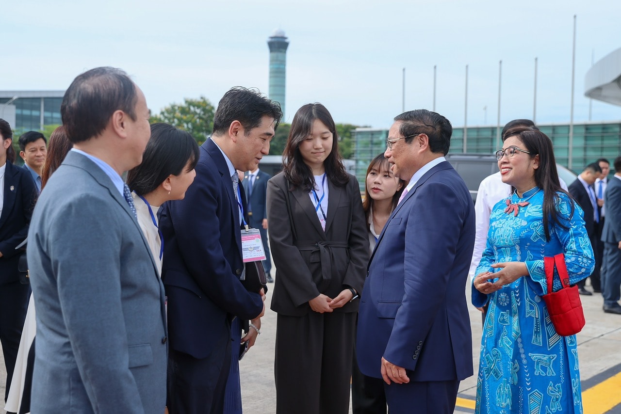 Thủ tướng Phạm Minh Chính và Phu nhân lên đường thăm chính thức Hàn Quốc- Ảnh 2. Phó Đại sứ Hàn Quốc tại Việt Nam Lee Kyoung Dock tiễn Thủ tướng Phạm Minh Chính và Phu nhân tại sân bay Nội Bài - Ảnh: VGP/Nhật Bắc