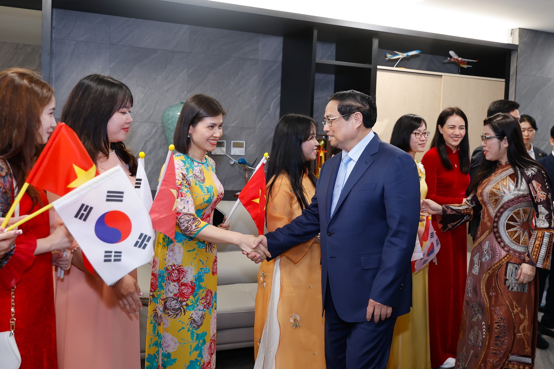 Thủ tướng Phạm Minh Chính: Thành công của kiều bào cũng là thành công của đất nước- Ảnh 1. Thủ tướng Phạm Minh Chính và Phu nhân gặp gỡ cán bộ, nhân viên Đại sứ quán, các cơ quan đại diện Việt Nam và đại diện cộng đồng người Việt Nam tại Hàn Quốc - Ảnh: VGP/Nhật Bắc