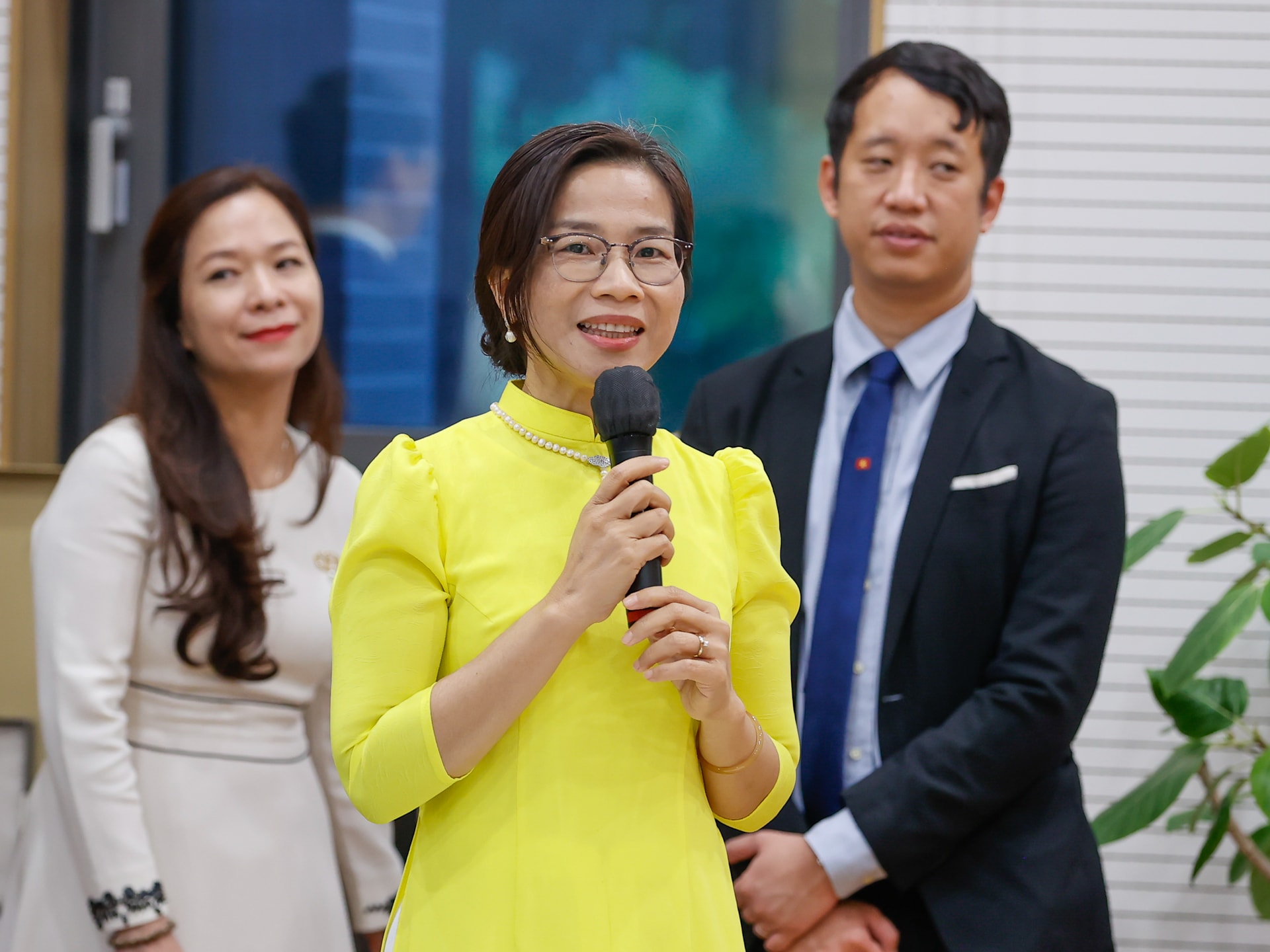 Thủ tướng Phạm Minh Chính: Thành công của kiều bào cũng là thành công của đất nước- Ảnh 6. Bà con đề xuất một số sáng kiến phát triển khoa học công nghệ, đổi mới sáng tạo, lập nghiệp, trong đó có đề xuất liên quan đến phát triển ngành công nghiệp mới; có cơ chế để huy động nguồn lực, trí tuệ của người Việt Nam ở nước ngoài giải quyết các vấn đề ở trong nước… - Ảnh: VGP/Nhật Bắc