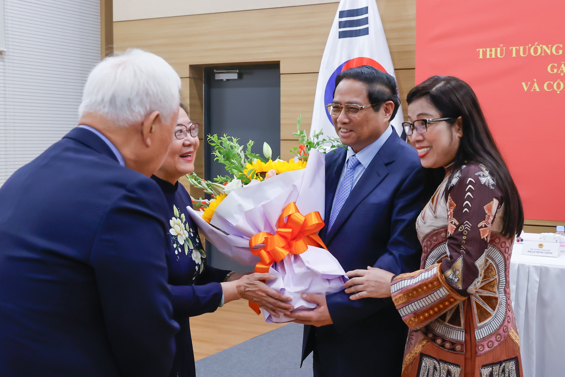 Thủ tướng Phạm Minh Chính: Thành công của kiều bào cũng là thành công của đất nước- Ảnh 7. Bà con kiều bào tặng hoa Thủ tướng và Phu nhân - Ảnh: VGP/Nhật Bắc
