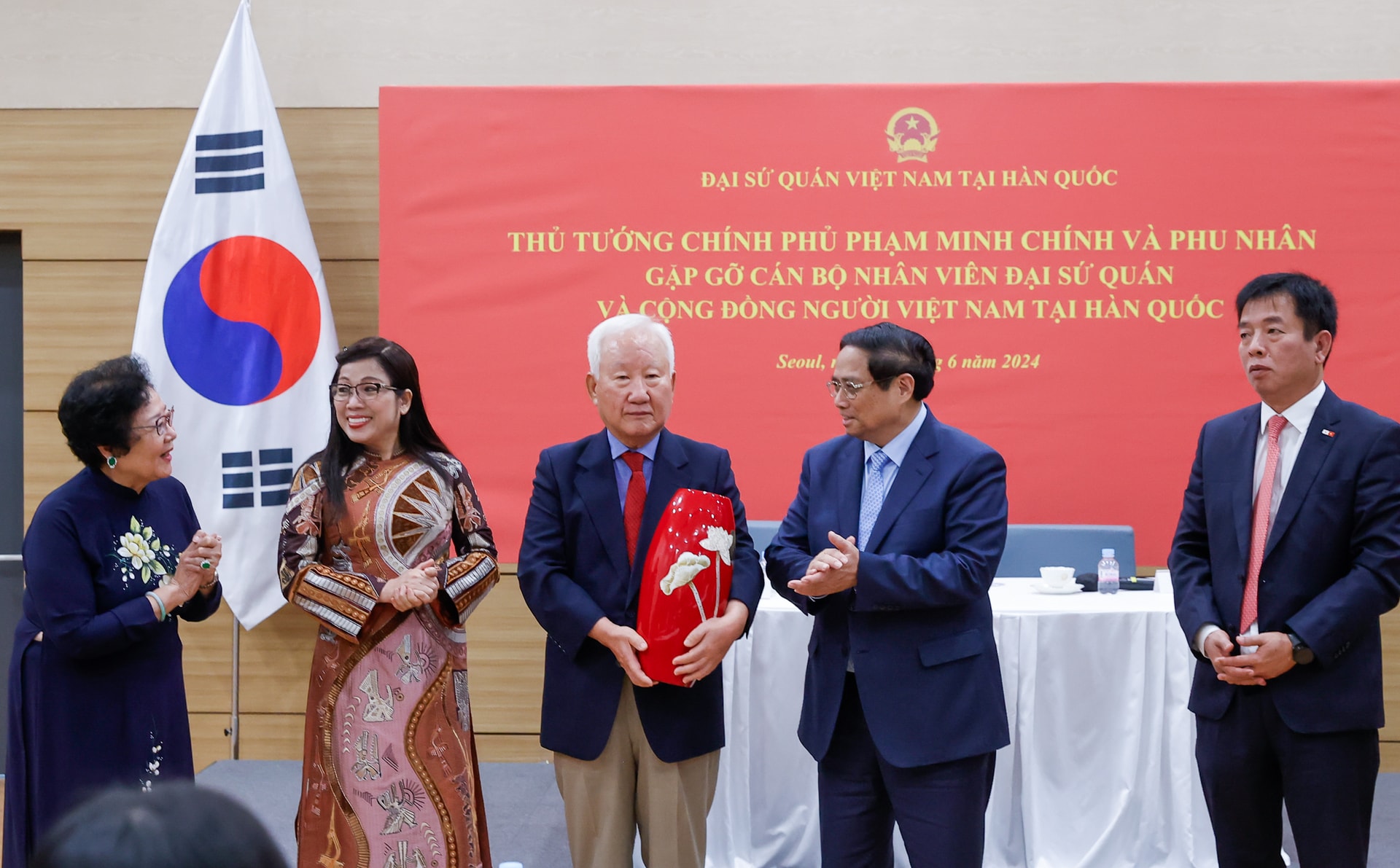 Thủ tướng Phạm Minh Chính: Thành công của kiều bào cũng là thành công của đất nước- Ảnh 8. Thủ tướng và Phu nhân tặng quà lưu niệm cho bà con kiều bào - Ảnh: VGP/Nhật Bắc