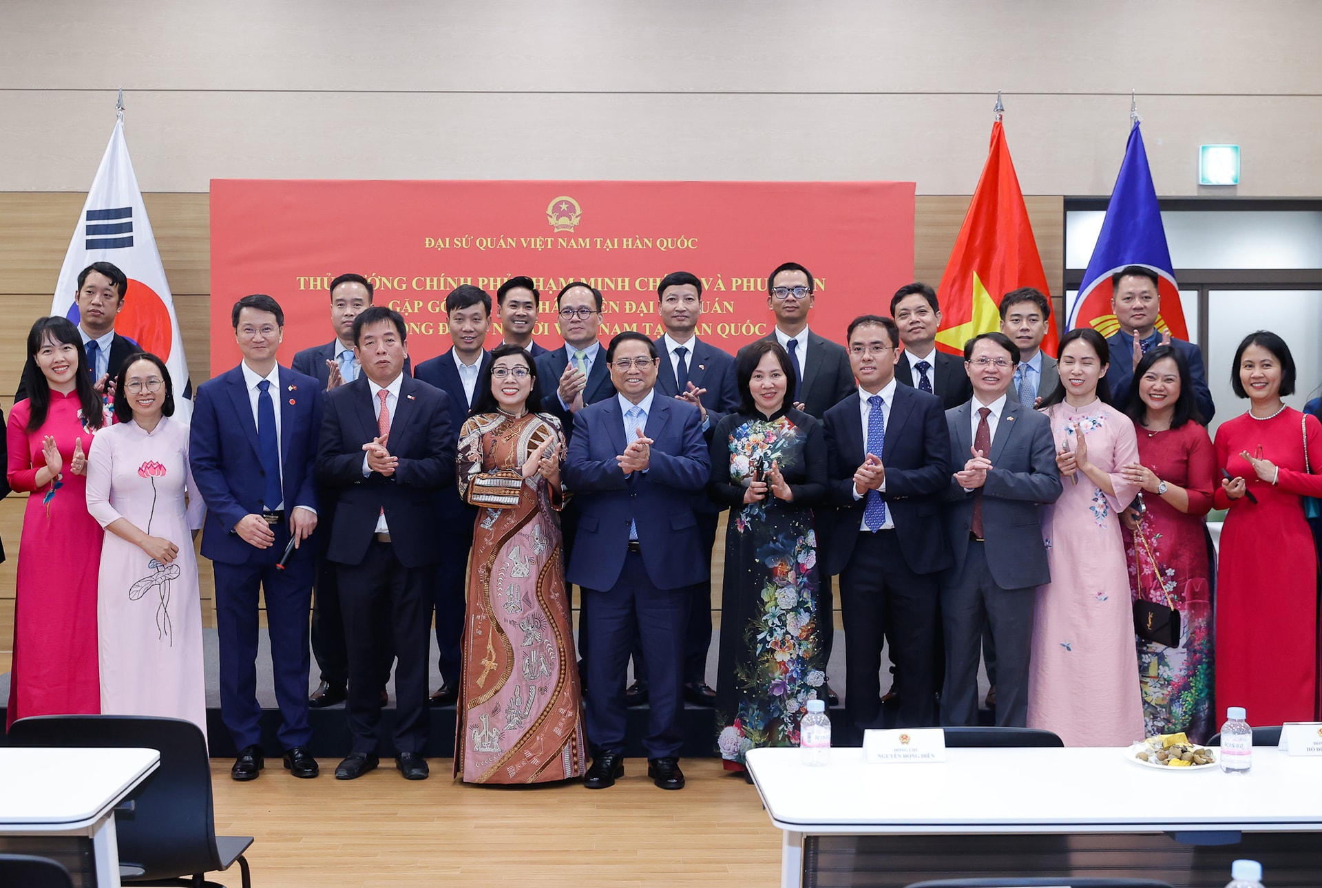 Thủ tướng Phạm Minh Chính: Thành công của kiều bào cũng là thành công của đất nước- Ảnh 9. Thủ tướng biểu dương và mong Đại sứ quán luôn là ngôi nhà ấm áp với kiều bào, cán bộ sứ quán luôn đặt mình vào địa vị của bà con để giải quyết các công việc - Ảnh: VGP/Nhật Bắc