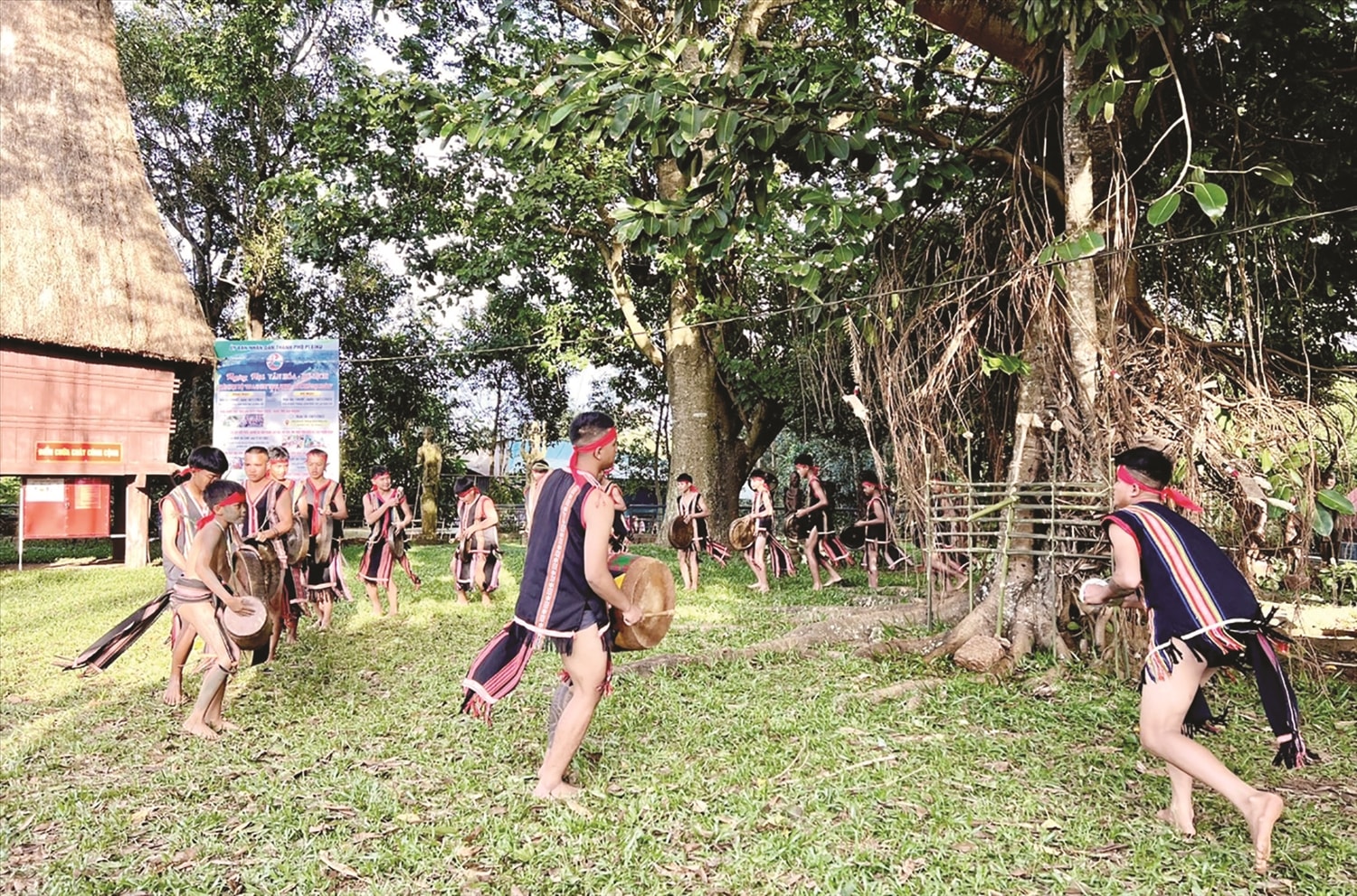 Phần hội sau Lễ cúng giọt nước Phần hội sau Lễ cúng giọt nước