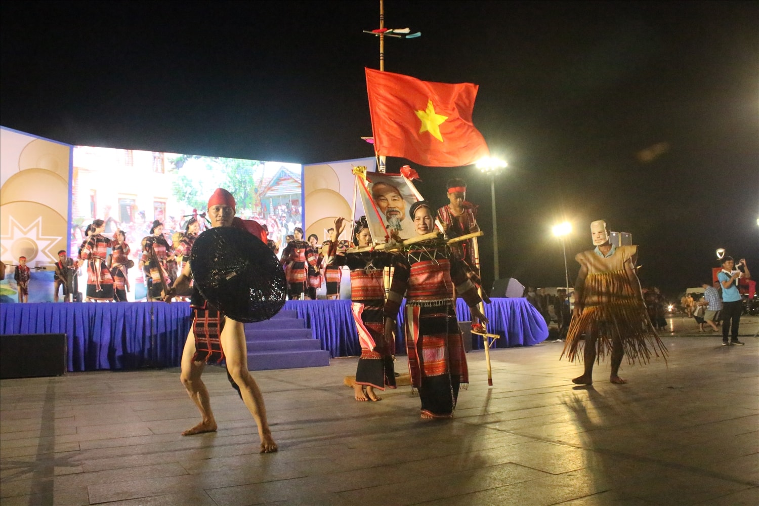 Tiết mục văn nghệ của các đoàn tham gia Liên hoan