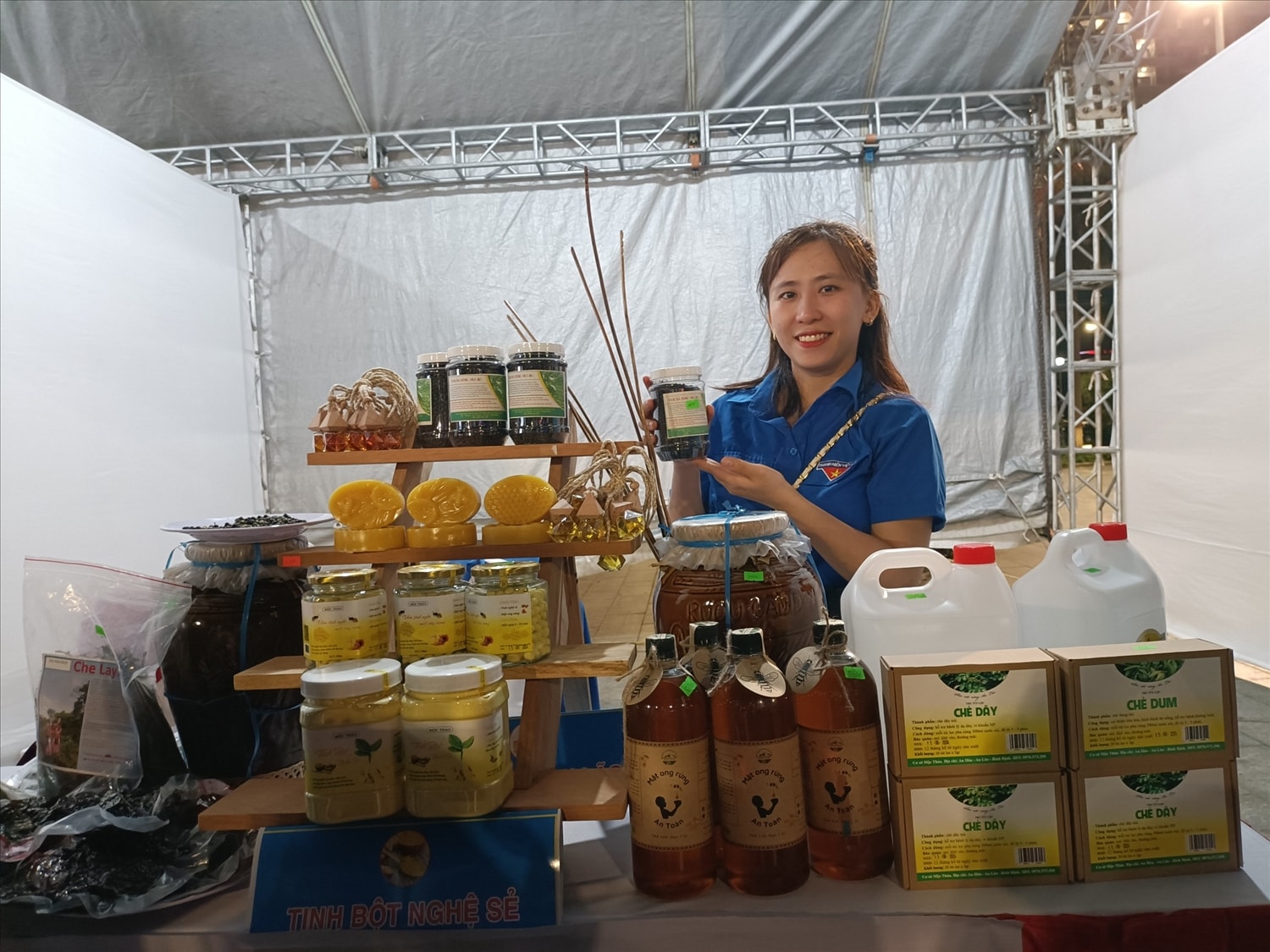 Đoàn viên, thanh niên của các Huyện quảng bá các sản phẩm, đặc sản của từng địa phương đến với người dân, du khách