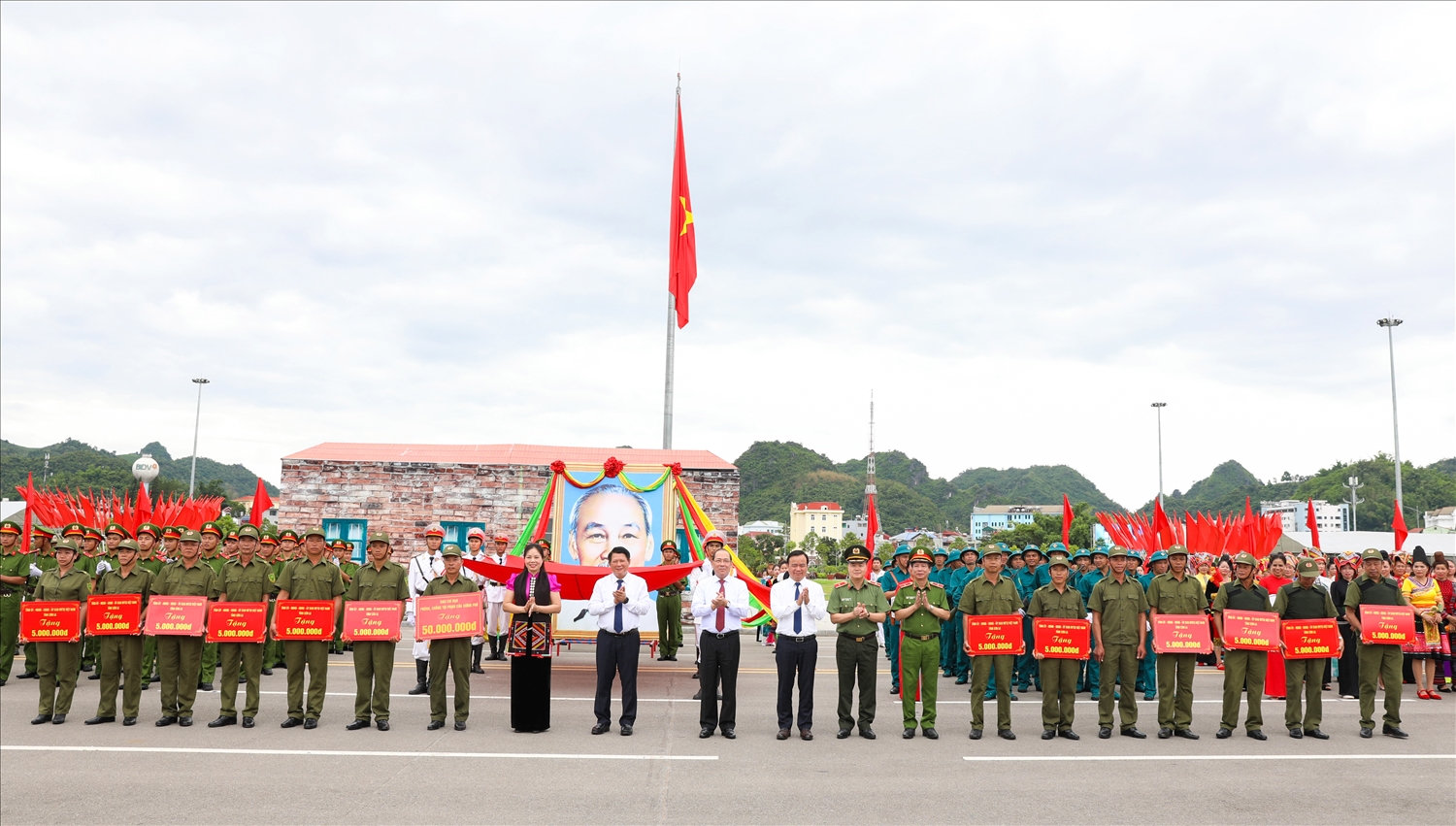 Đại biểu Trung ương và đại diện Thường trực Tỉnh ủy Sơn La đã tặng quà cho lực lượng tham gia bảo vệ ANTT ở cơ sở Đại biểu Trung ương và đại diện Thường trực Tỉnh ủy Sơn La đã tặng quà cho lực lượng tham gia bảo vệ ANTT ở cơ sở