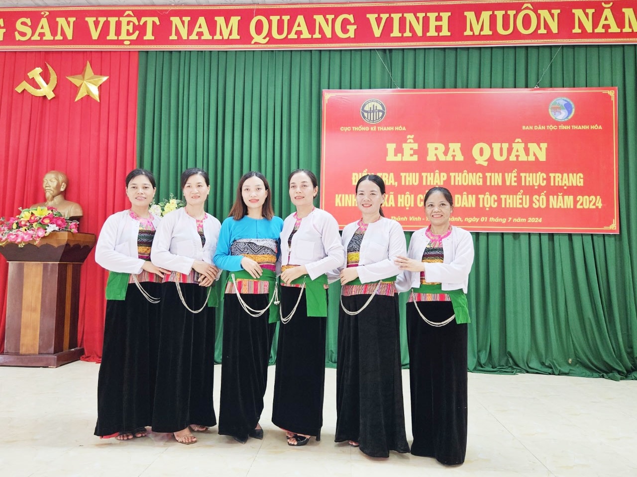 Chị em phụ nữ DTTS địa phương háo hức trong ngày Lễ ra quân Chị em phụ nữ DTTS địa phương háo hức trong ngày Lễ ra quân