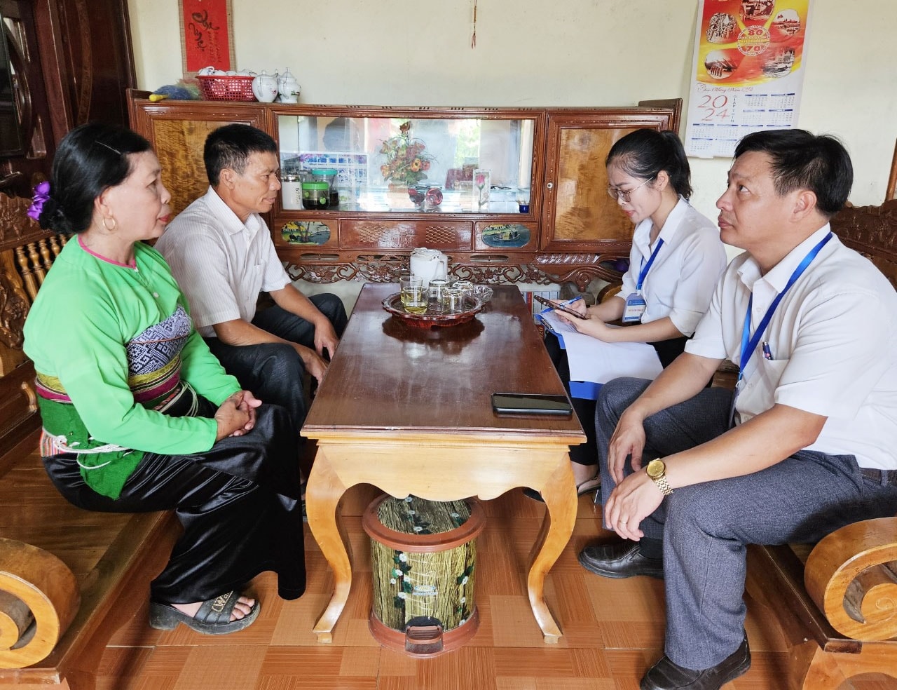 Đoàn công tác thực hiện điều tra tại một hộ gia đình ở thôn Hồi Phú, xã Thành Vinh Đoàn công tác thực hiện điều tra tại một hộ gia đình ở thôn Hồi Phú, xã Thành Vinh