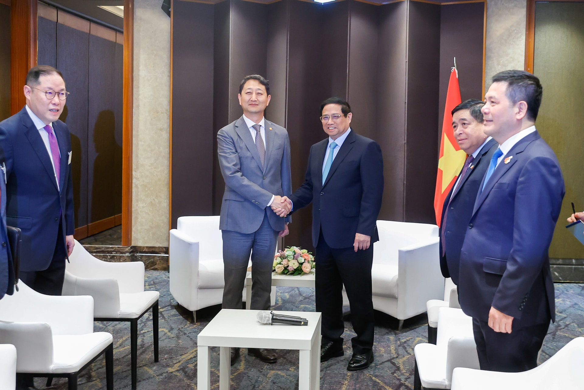 Thủ tướng: Các nhà đầu tư Hàn Quốc có thể yên tâm đầu tư lâu dài, ổn định, an toàn tại Việt Nam- Ảnh 2. Tại cuộc tiếp ngắn Bộ trưởng Thương mại, Công nghiệp và Năng lượng Hàn Quốc, Thủ tướng Phạm Minh Chính mong muốn Hàn Quốc tạo mọi điều kiện thuận lợi, mở rộng thị trường cho các sản phẩm Việt Nam thâm nhập thị trường Hàn Quốc - Ảnh: VGP/Nhật Bắc