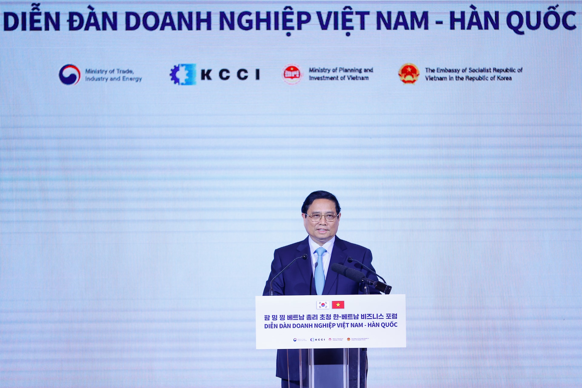 Thủ tướng: Các nhà đầu tư Hàn Quốc có thể yên tâm đầu tư lâu dài, ổn định, an toàn tại Việt Nam- Ảnh 7. Thủ tướng đề nghị thời gian tới, cộng đồng doanh nghiệp hai nước tiếp tục hợp tác, cùng nhau khai thác tiềm năng khác biệt, cơ hội nổi trội, lợi thế cạnh tranh, mở ra những chân trời mới, tạo ra những giá trị mới - Ảnh: VGP/Nhật Bắc