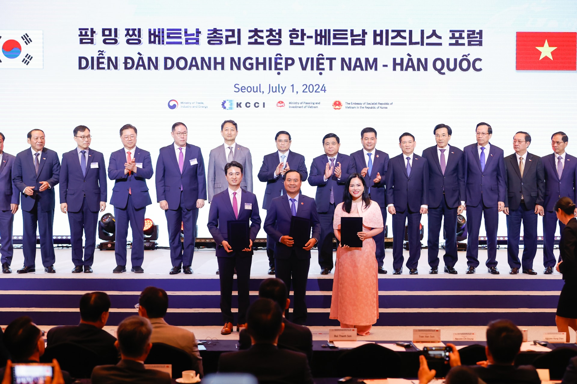 Thủ tướng: Các nhà đầu tư Hàn Quốc có thể yên tâm đầu tư lâu dài, ổn định, an toàn tại Việt Nam- Ảnh 8. Thủ tướng chứng kiến trao biên bản ghi nhớ hợp tác (MOU) giữa Tập đoàn SK, Tập đoàn T&T và tỉnh Quảng Trị hợp tác chuyển đổi năng lượng, tăng trưởng xanh - Ảnh: VGP/Nhật Bắc