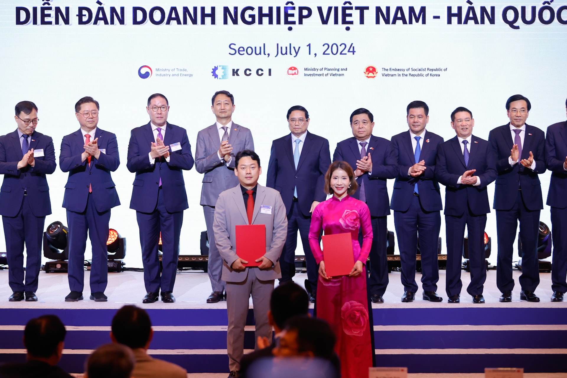 Thủ tướng: Các nhà đầu tư Hàn Quốc có thể yên tâm đầu tư lâu dài, ổn định, an toàn tại Việt Nam- Ảnh 9. Vinapharm và Celltrion ký kết biên bản ghi nhớ về thành lập một công ty sản xuất các sản phẩm dược sinh học, dược phẩm tại Việt Nam cung cấp cho thị trường Việt Nam và các thị trường khác - Ảnh: VGP/Nhật Bắc