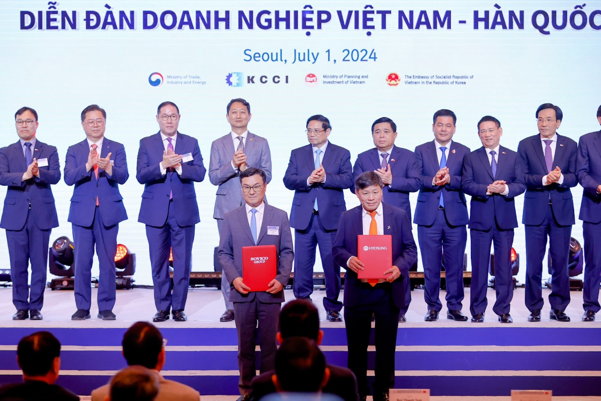 Thủ tướng: Các nhà đầu tư Hàn Quốc có thể yên tâm đầu tư lâu dài, ổn định, an toàn tại Việt Nam- Ảnh 10. Tập đoàn Sovico và Tập đoàn Hyosung trao đổi thỏa thuận hợp tác nghiên cứu và triển khai đầu tư và phát triển bền vững - Ảnh: VGP/Nhật Bắc