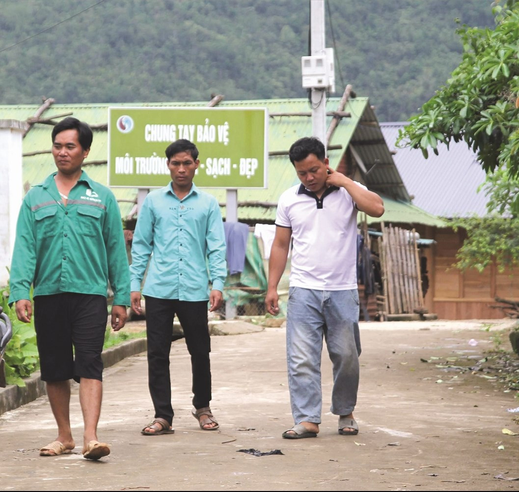 Trưởng bản Pàn Văn Len (ở giữa) trong một buổi đi tuyên truyền, vận động người dân 