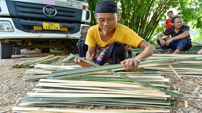 Giá bán luồng, vầu và các sản phẩm tăm tre xuống thấp làm người dân gặp khó