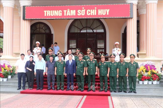 Lực lượng vũ trang Quân khu 9 đã và đang giữ vững phẩm chất Bộ đội Cụ Hồ- Ảnh 4. Chủ tịch Quốc hội Trần Thanh Mẫn và đại biểu cùng lãnh đạo Bộ Tư lệnh Quân khu 9