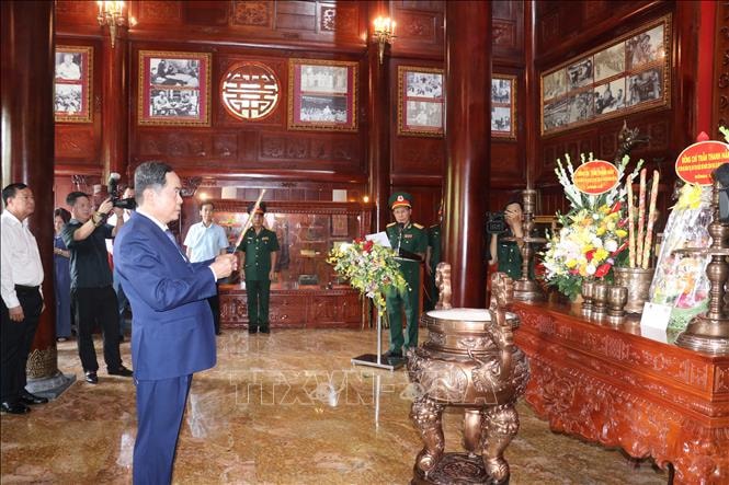 Lực lượng vũ trang Quân khu 9 đã và đang giữ vững phẩm chất Bộ đội Cụ Hồ- Ảnh 5. Chủ tịch Quốc hội Trần Thanh Mẫn dâng hương tưởng niệm Bác Hồ tại trụ sở Bộ Tư lệnh Quân khu 9