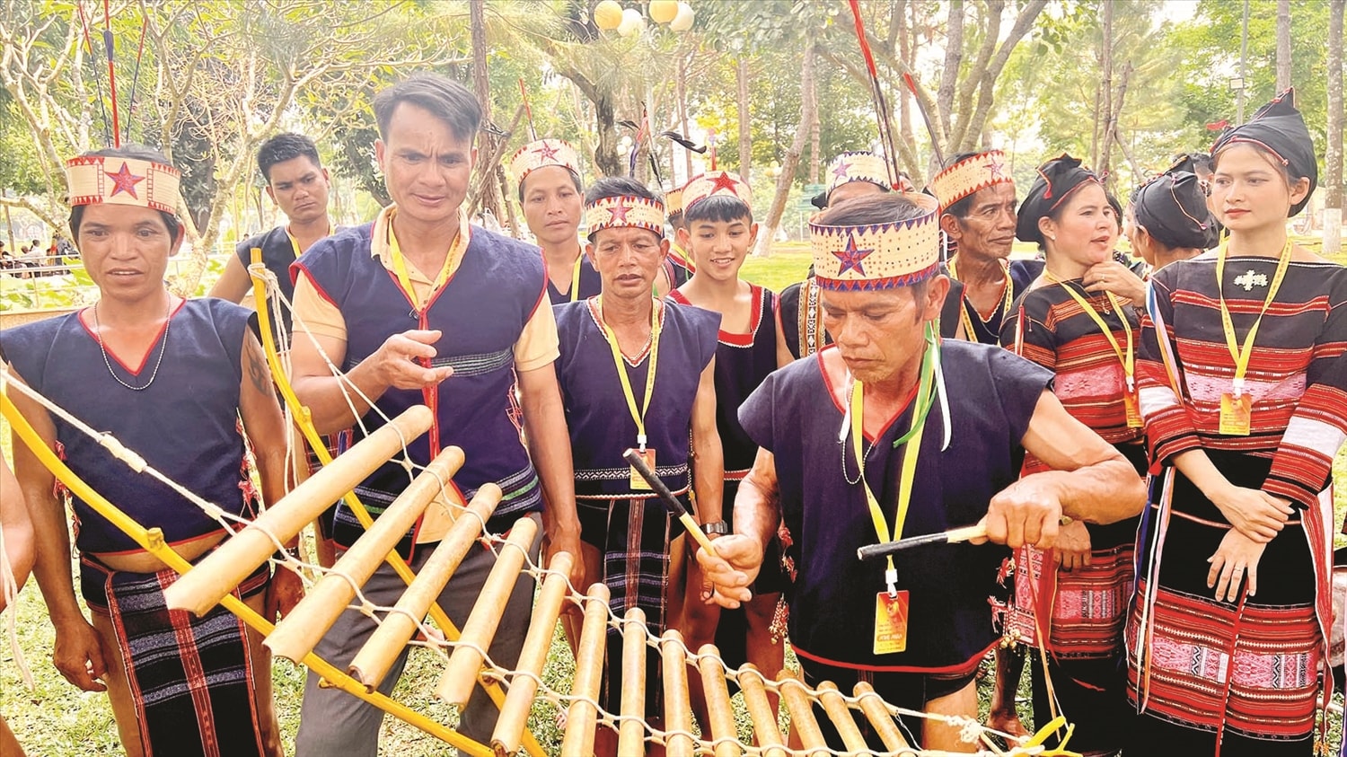 Người có uy tín Đinh Văn Phâng cùng đội cồng chiêng trình diễn tại Ngày hội văn hóa các dân tộc tỉnh Gia Lai  lần thứ III - 2024