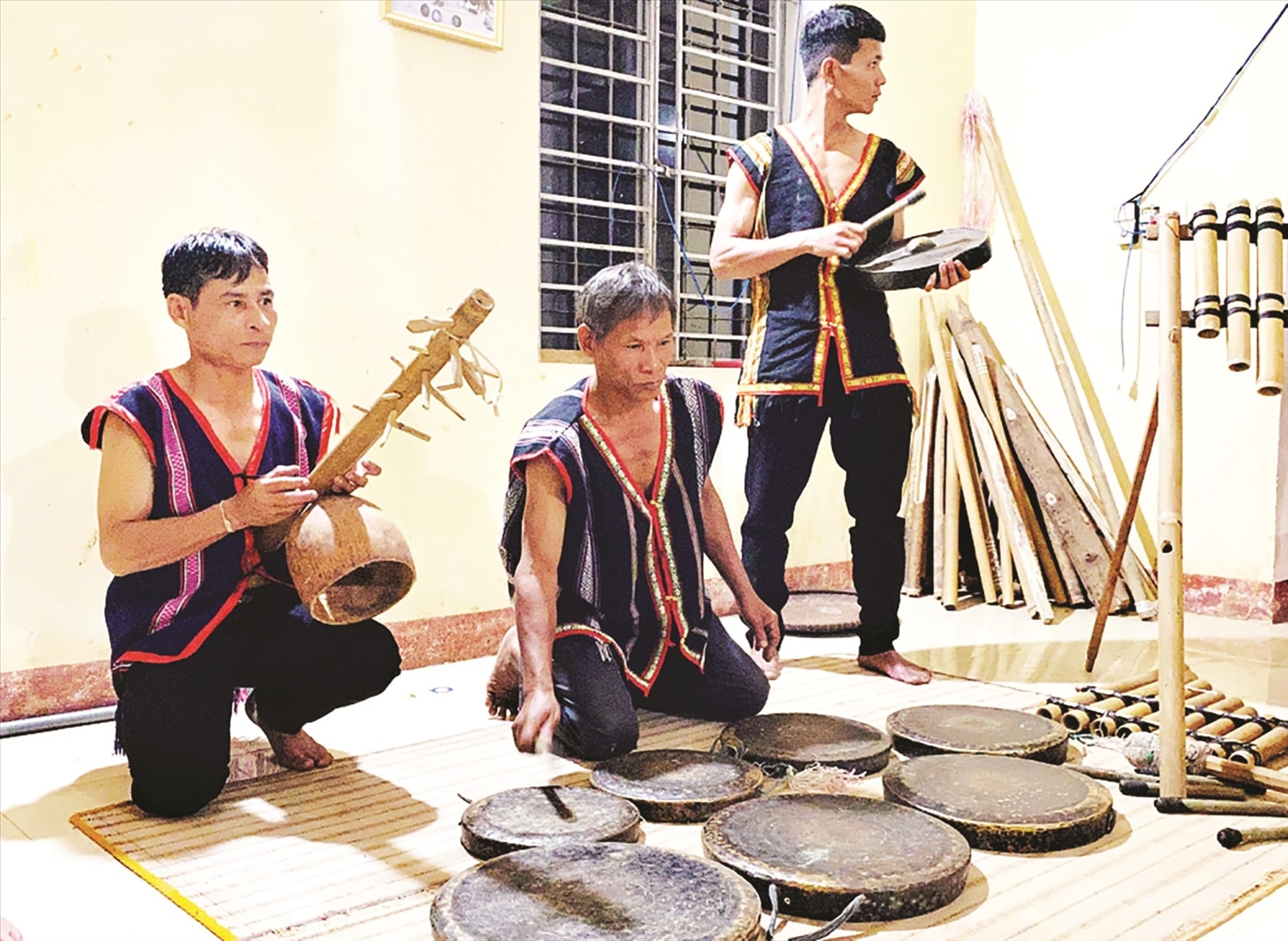 Ông Đinh Văn Sơn, Người có uy tín ở xã Sơn Mùa là một trong những người góp phần gìn giữ tiếng cồng chiêng trên địa bàn huyện Sơn Tây