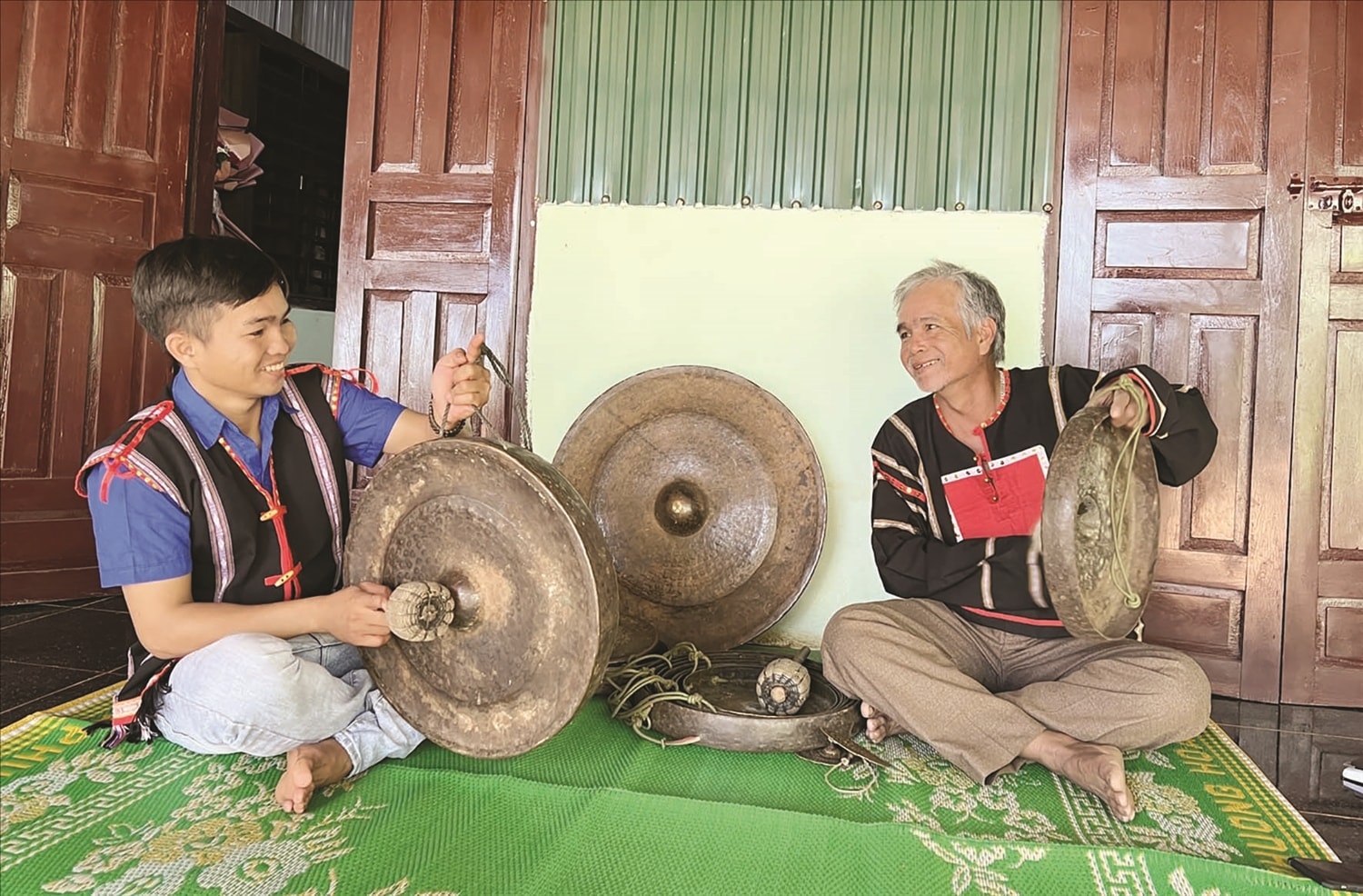 Người có uy tín Nay Tek hướng dẫn thanh niên trong làng Djriêk (thị trấn Nhơn Hòa,  huyện Chư Pưh) chỉnh chiêng